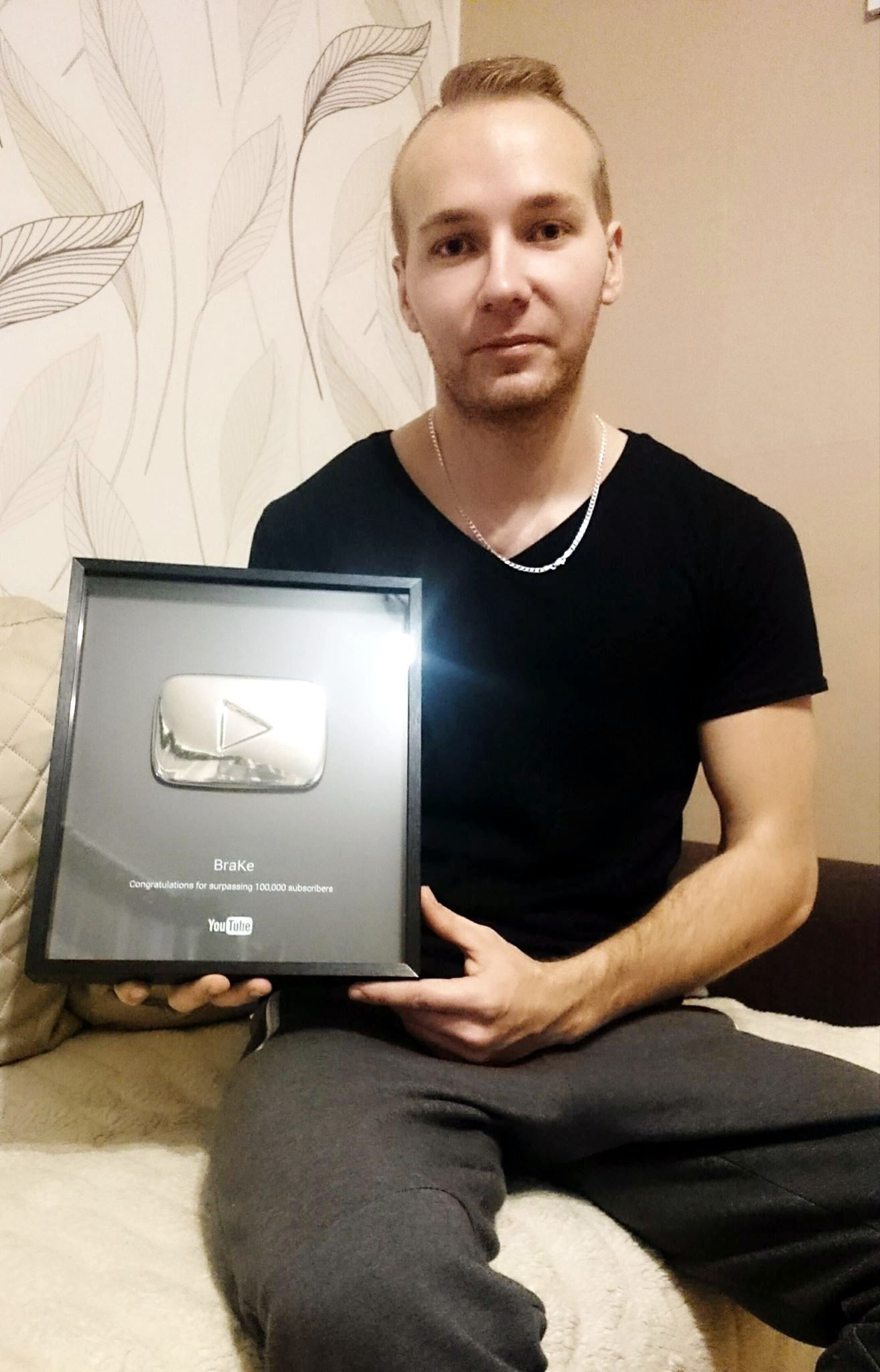 Marek Fąferek z nagrodą od serwisu YouTube - Srebrnym Przyciskiem Play za zgromadzenie 100 000 wizdów na swoim kanale