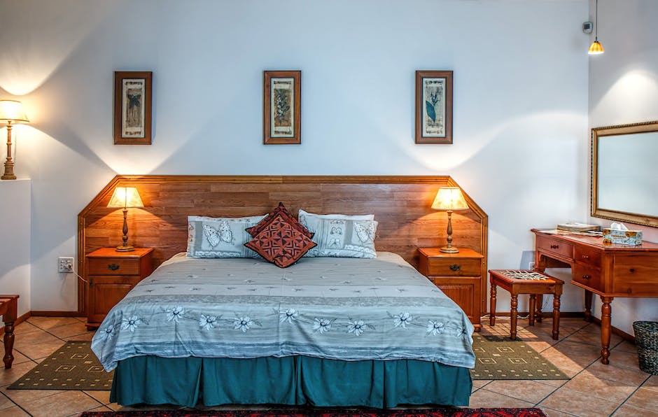 Łóżko drewniane czy tapicerowane? Poznaj wady i zalety!